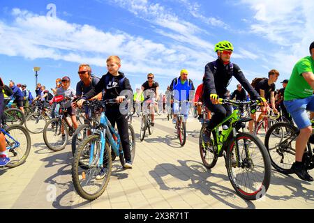 I ciclisti guidano le loro bici su strada al festival Bike Day. Primavera, estate in bicicletta. Dnipro, Ucraina 2019-05-26 Foto Stock