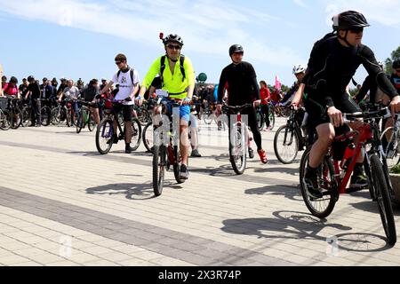 I ciclisti guidano le loro bici su strada al festival Bike Day. Primavera, estate in bicicletta. Dnipro, Ucraina 2019-05-26 Foto Stock