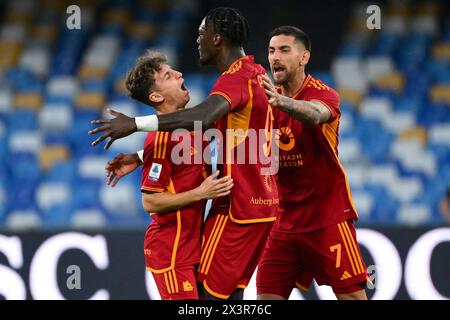 Napoli, Italia. 28 aprile 2024. Tammy Abraham della AS Roma festeggia con Tommaso Baldanzi e Lorenzo Pellegrini dopo aver segnato il gol del 2-2 durante la partita di serie A tra il Napoli e L'AS Roma allo stadio Diego Armando Maradona di Napoli (Italia), il 28 aprile 2024. Crediti: Insidefoto di andrea staccioli/Alamy Live News Foto Stock