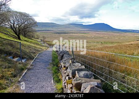 Vista di ingleborough dal sentiero in alto sul lato opposto Foto Stock