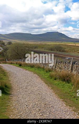 Vista di ingleborough dal sentiero fino alla cima del litorale Foto Stock