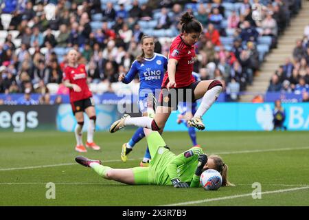 King Power Stadium, Leicester, domenica 28 aprile 2024. Janina Leitzig di Leicester City Women fa un salvataggio da Lucia Garcia del Manchester United durante il Barclays WomenÕs Super League match tra Leicester City e Manchester United al King Power Stadium di Leicester domenica 28 aprile 2024. (Crediti: James Holyoak / Alamy Live News) Foto Stock