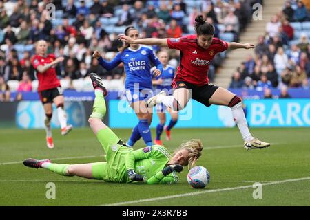 King Power Stadium, Leicester, domenica 28 aprile 2024. Janina Leitzig di Leicester City Women fa un salvataggio da Lucia Garcia del Manchester United durante il Barclays WomenÕs Super League match tra Leicester City e Manchester United al King Power Stadium di Leicester domenica 28 aprile 2024. (Crediti: James Holyoak / Alamy Live News) Foto Stock