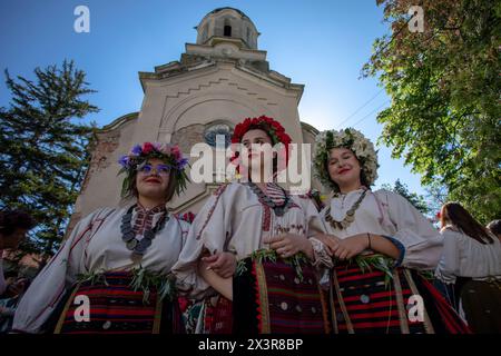 Koinare, Bulgaria - 28 aprile 2024: Kumicheneto, chiamato anche Lazarov Day, è una tradizionale festa bulgara. Ragazze che sono diventate donne nell'ultimo Foto Stock