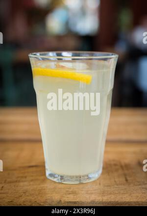 Limonata fresca fatta in casa in un bicchiere su un tavolo di legno in un ristorante caffetteria Foto Stock