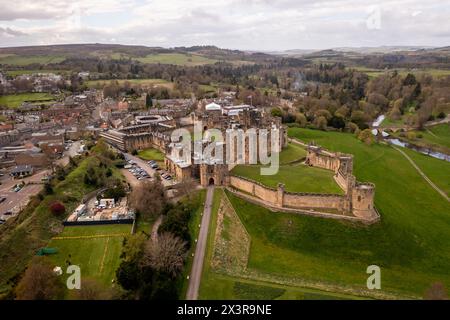 ALNWICK CASTLE, NORTHUMBERLAND, REGNO UNITO - 19 APRILE 2024. Una vista aerea del paesaggio dell'antico castello di Alnwick nella campagna del Northumberland sul Foto Stock