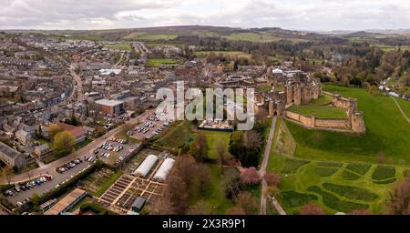 ALNWICK CASTLE, NORTHUMBERLAND, REGNO UNITO - 19 APRILE 2024. Una vista panoramica aerea dell'antico castello di Alnwick e del centro della città nel Northumberland Foto Stock