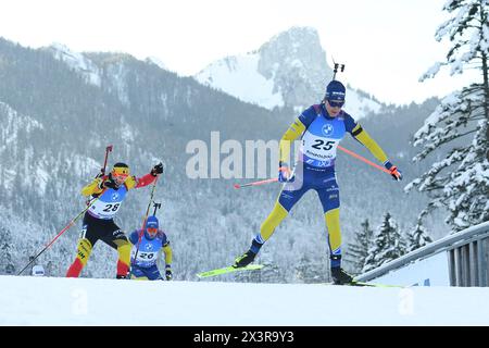 Ruhpolding, Germania. 14 gennaio 2024. RUHPOLDING, GERMANIA - 14 GENNAIO: La svedese Martin Ponsiluoma partecipa all'inseguimento maschile di 12,5 km al BMW IBU World Cup Biathlon Ruhpolding il 14 gennaio 2024 a Ruhpolding, Germania.240114 SEPA 24 092 - 20240114 PD30152 credito: APA-PictureDesk/Alamy Live News Foto Stock