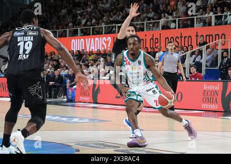 Trento, Italia. 28 aprile 2024. Carl Wheatle di Estra Pistoia in azione durante la partita tra Dolomiti energia Trentino ed Estra Pistoia, 29 giorni di regular season del Campionato Italiano di Basket A1 2023/2024 al T Quotidiano Arena il 28 aprile 2024, Trento, Italia. Crediti: Roberto Tommasini/Alamy Live News Foto Stock