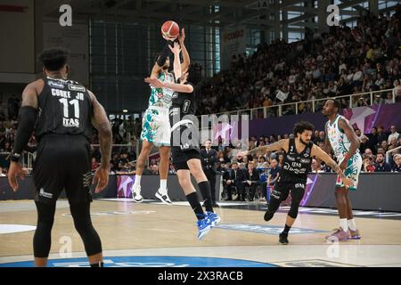 Trento, Italia. 28 aprile 2024. Ripresa di sospensione di Payton Willis di Estra Pistoia durante la partita tra Dolomiti energia Trentino ed Estra Pistoia, 29 giorni di regular season del Campionato Italiano di Basket A1 2023/2024 al T Quotidiano Arena il 28 aprile 2024, Trento, Italia. Crediti: Roberto Tommasini/Alamy Live News Foto Stock