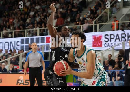 Trento, Italia. 28 aprile 2024. Payton Willis di Estra Pistoia in azione durante la partita tra Dolomiti energia Trentino ed Estra Pistoia, 29 giorni di regular season del Campionato Italiano di Basket A1 2023/2024 al T Quotidiano Arena il 28 aprile 2024, Trento, Italia. Crediti: Roberto Tommasini/Alamy Live News Foto Stock