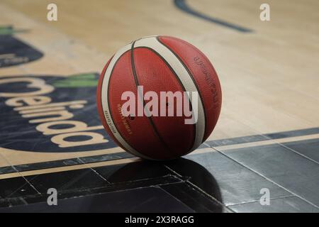 Trento, Italia. 28 aprile 2024. Pallone ufficiale della partita tra Dolomiti energia Trentino ed Estra Pistoia, 29° giorni di regular season del Campionato Italiano di pallacanestro A1 2023/2024 presso il T Quotidiano Arena il 28 aprile 2024, Trento, Italia. Crediti: Roberto Tommasini/Alamy Live News Foto Stock