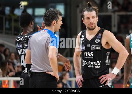 Trento, Italia. 28 aprile 2024. Toto Forray di Dolomiti Trentino energia discute con l'arbitro della partita durante la partita tra Dolomiti energia Trentino ed Estra Pistoia, 29 giorni di regular season del Campionato Italiano di Basket A1 2023/2024 al T Quotidiano Arena il 28 aprile 2024, Trento, Italia. Crediti: Roberto Tommasini/Alamy Live News Foto Stock