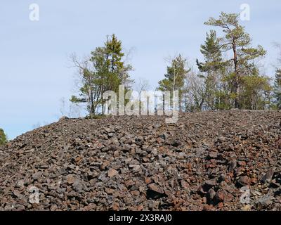 La vecchia miniera di Orijärvi abbandonata in una giornata di sole Foto Stock