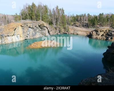 La vecchia miniera di Orijärvi abbandonata in una giornata di sole Foto Stock