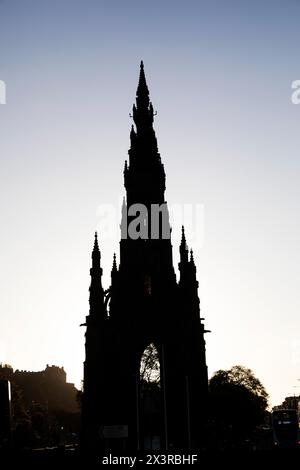 Il monumento Scott a Edimburgo, Scozia. Sagomato dalla luce del sole serale, questo monumento è dedicato a Sir Walter Scott. Foto Stock