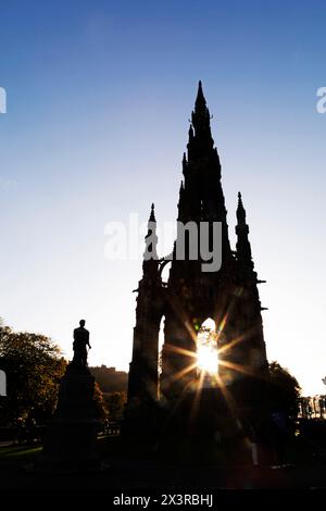 Il monumento Scott a Edimburgo, Scozia. Sagomato dalla luce del sole serale, questo monumento è dedicato a Sir Walter Scott. Foto Stock