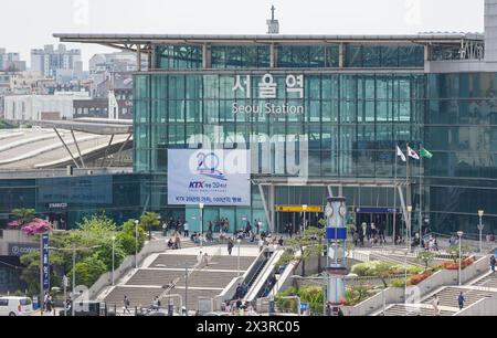 Seoul, Corea del Sud. 28 aprile 2024. Una vista generale del cancello principale alla stazione di Seoul a Seoul. La stazione di Seoul è una delle principali stazioni ferroviarie di Seoul, la capitale della Corea del Sud. La stazione è servita dalle linee Korail Intercity e dai treni pendolari della metropolitana di Seoul. (Foto di Kim Jae-Hwan/SOPA Images/Sipa USA) credito: SIPA USA/Alamy Live News Foto Stock