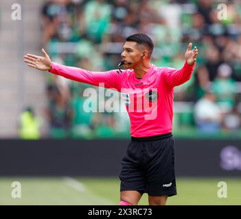 Austin, Texas, Stati Uniti. 27 aprile 2024. L'arbitro Victor Rivas segnala di riprendere la partita durante una partita di Major League Soccer tra Austin FC e Los Angeles Galaxy il 27 aprile 2024 ad Austin. Austin FC ha vinto, 2-0. (Credit Image: © Scott Coleman/ZUMA Press Wire) SOLO PER USO EDITORIALE! Non per USO commerciale! Foto Stock