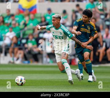 Austin, Texas, Stati Uniti. 27 aprile 2024. Il centrocampista dell'Austin FC Emiliano Rigoni (7) lavora contro il difensore dei Los Angeles Galaxy Miki Yamane (2) durante una partita di Major League Soccer il 27 aprile 2024 ad Austin. Austin FC ha vinto, 2-0. (Credit Image: © Scott Coleman/ZUMA Press Wire) SOLO PER USO EDITORIALE! Non per USO commerciale! Foto Stock