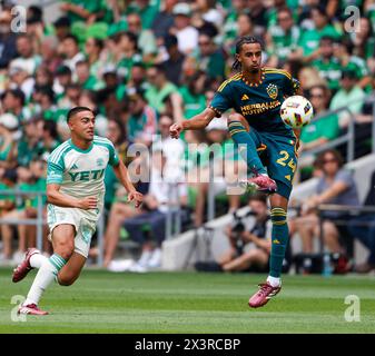 Austin, Texas, Stati Uniti. 27 aprile 2024. Il difensore dei Los Angeles Galaxy Jalen Neal (24) passa il pallone durante una partita di Major League Soccer tra Austin FC e Los Angeles Galaxy il 27 aprile 2024 ad Austin. Austin FC ha vinto, 2-0. (Credit Image: © Scott Coleman/ZUMA Press Wire) SOLO PER USO EDITORIALE! Non per USO commerciale! Foto Stock