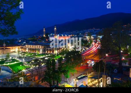 La moschea di Bursa Ulu e i suoi dintorni di notte con una lunga esposizione dal parco Tophane o da piazza Torphane, Bursa, Turchia Foto Stock