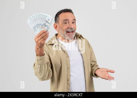 Uomo con un mucchio di soldi su sfondo bianco Foto Stock