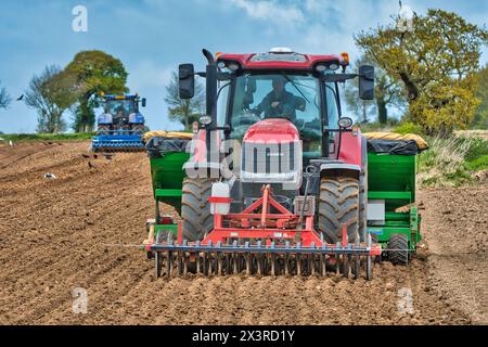 Il trattore sta eseguendo la perforazione in profondità, preparandosi per la piantagione di patate in primavera su terreni agricoli a Norfolk (Hickling) nell'Anglia orientale, Regno Unito. Foto Stock