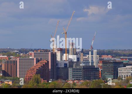 Una vista lontana dello skyline di Leeds City Centre, West Yorkshire, Regno Unito Foto Stock