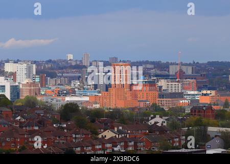 Una vista lontana dello skyline di Leeds City Centre, West Yorkshire, Regno Unito Foto Stock