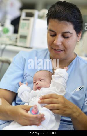 L'infermiera cura neonatale, unità di cura intensiva, Donostia Ospedale San Sebastian, Donostia, Gipuzkoa, Paesi Baschi Foto Stock