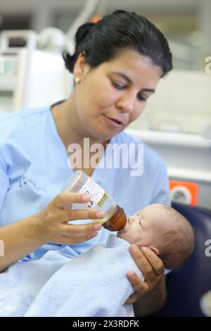 L'infermiera cura neonatale, unità di cura intensiva, Donostia Ospedale San Sebastian, Donostia, Gipuzkoa, Paesi Baschi Foto Stock