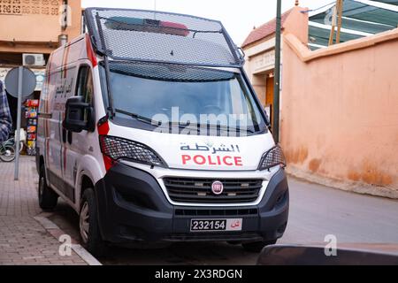 Auto della polizia per le strade di Marrakech, pubblica sicurezza a Marrakech, servizio pubblico, legge e ordine mantengono al sicuro le nostre comunità, Marrakech, Marocco - Janu Foto Stock