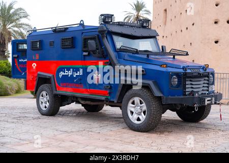 Auto della polizia per le strade di Marrakech, pubblica sicurezza a Marrakech, servizio pubblico, legge e ordine mantengono al sicuro le nostre comunità, Marrakech, Marocco - Janu Foto Stock