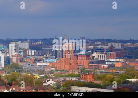 Una vista lontana dello skyline di Leeds City Centre, West Yorkshire, Regno Unito Foto Stock