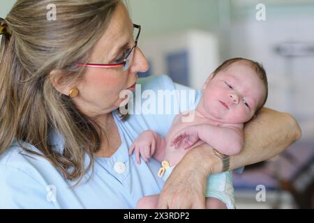 Neonato, dell'assistenza infermieristica, maternità, Donostia Ospedale San Sebastian, Donostia, Gipuzkoa, Paesi Baschi Foto Stock