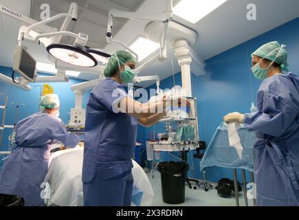 Scrub chirurgico e asciugatura, Chirurgia ernia addominale, Chirurgia di emergenza generale, sala operatoria, ospedale Donostia, San Sebastian, Donostia, Gipuzko Foto Stock