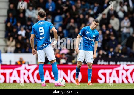 Genk, Belgio. 28 aprile 2024. I giocatori di Genk sembrano sgretolati durante una partita di calcio tra il KRC Genk e il Club Brugge, domenica 28 aprile 2024 a Genk, il giorno 6 (su 10) dei play-off dei campioni della prima divisione del campionato belga "Jupiler Pro League" 2023-2024. BELGA PHOTO BRUNO FAHY credito: Belga News Agency/Alamy Live News Foto Stock