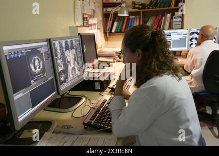 Scansione TC addominopelvica, revisione dell'interpretazione di radiologia, reparto di radiologia, ospedale Donostia, San Sebastian, Donostia, Gipuzkoa, Paesi Baschi, S. Foto Stock