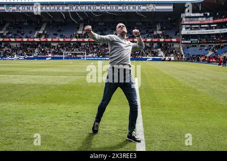 Genk, Belgio. 28 aprile 2024. L'allenatore ad interim del club Nicky Hayen celebra dopo una partita di calcio tra KRC Genk e Club Brugge, domenica 28 aprile 2024 a Genk, il giorno 6 (su 10) dei play-off dei campioni della prima divisione del campionato belga "Jupiler Pro League" 2023-2024. BELGA PHOTO BRUNO FAHY credito: Belga News Agency/Alamy Live News Foto Stock