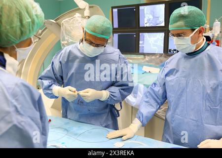 Preparazione chirurgica, pianificazione, Neuroradiologia interventistica, sala operatoria, reparto di radiologia, ospedale Donostia, San Sebastian, Donostia Foto Stock