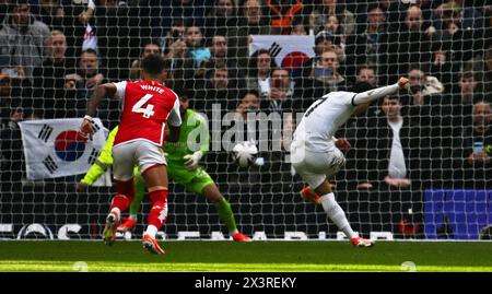 Londra, Regno Unito. 28 aprile 2024. Heung-min figlio del Tottenham Hotspur segna il secondo gol della sua squadra a rigore. Partita di Premier League, Tottenham Hotspur contro Arsenal allo stadio Tottenham Hotspur di Londra domenica 28 aprile 2024. Questa immagine può essere utilizzata solo per scopi editoriali. Foto per uso editoriale di Sandra Mailer/Andrew Orchard fotografia sportiva/Alamy Live news Credit: Andrew Orchard fotografia sportiva/Alamy Live News Foto Stock