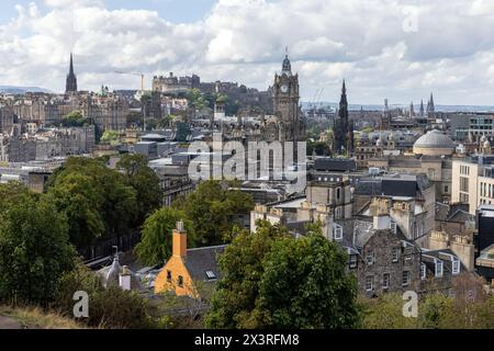 Il centro di Edimburgo, con il Balmoral Hotel e il Monumento a Scott in Princes Street, e il castello sullo skyline Foto Stock