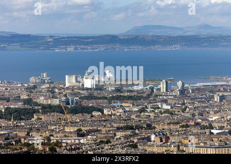 Il porto di Leith, Edimburgo, con il Firth of Forth e, in lontananza, la costa di Fife Foto Stock