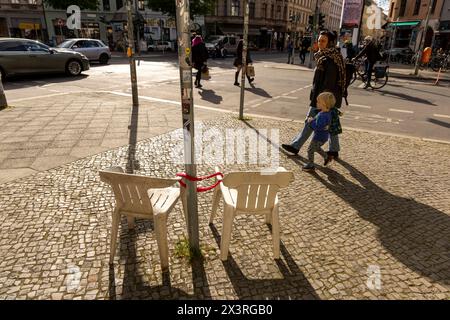 Die Oranienstraße a Berlino, zwischen Gentrifizierung und Tradition. 18.04.2024, EU, DEU, Deutschland, Berlino, Berlino: das britische Stadtmagazin Time out zählt die gut zwei km lange Oranienstraße in Kreuzberg zu den coolsten Straßen der Welt 03.2024. Die o-Straße landete auf Platz 12 von 30 Straßen weltweit. Die Anwohner kämpfen schon seit der Wende mit der Gentrifizierung. Der Hippe Ruf des Kiez zieht viele finanzkräftige Personen an die nach und nach die alte gewachsene Struktur verändern. Gegen einen eventuellen Hotelneubau auf der Brachfläche Oranienstraße 1 regt sich Wiedersta Foto Stock