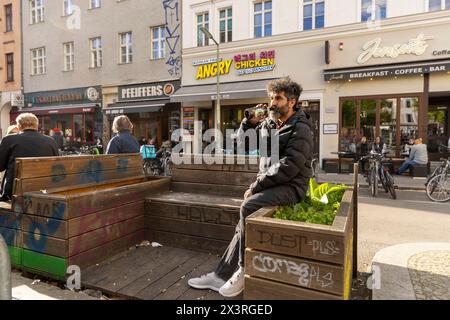 Die Oranienstraße a Berlino, zwischen Gentrifizierung und Tradition. 18.04.2024, EU, DEU, Deutschland, Berlino, Berlino: das britische Stadtmagazin Time out zählt die gut zwei km lange Oranienstraße in Kreuzberg zu den coolsten Straßen der Welt 03.2024. Die o-Straße landete auf Platz 12 von 30 Straßen weltweit. Die Anwohner kämpfen schon seit der Wende mit der Gentrifizierung. Der Hippe Ruf des Kiez zieht viele finanzkräftige Personen an die nach und nach die alte gewachsene Struktur verändern. Gegen einen eventuellen Hotelneubau auf der Brachfläche Oranienstraße 1 regt sich Wiedersta Foto Stock