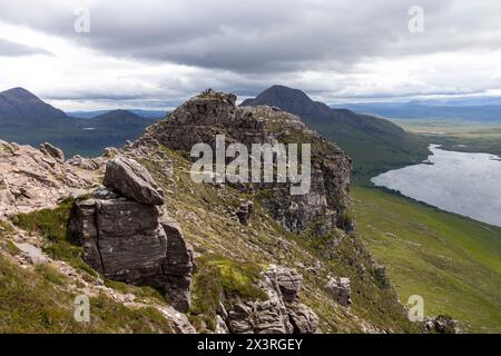 La cima orientale dello Stac Pollaidh a Coigach, in Scozia, con cUL Beag e Loch Lurgainn in lontananza Foto Stock