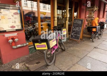 Die Oranienstraße a Berlino, zwischen Gentrifizierung und Tradition. 18.04.2024, EU, DEU, Deutschland, Berlino, Berlino: das britische Stadtmagazin Time out zählt die gut zwei km lange Oranienstraße in Kreuzberg zu den coolsten Straßen der Welt 03.2024. Die o-Straße landete auf Platz 12 von 30 Straßen weltweit. Die Anwohner kämpfen schon seit der Wende mit der Gentrifizierung. Der Hippe Ruf des Kiez zieht viele finanzkräftige Personen an die nach und nach die alte gewachsene Struktur verändern. Gegen einen eventuellen Hotelneubau auf der Brachfläche Oranienstraße 1 regt sich Wiedersta Foto Stock