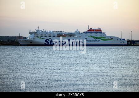 Il traghetto Stena Edda si prepara a lasciare Birkenhead per Belfast al crepuscolo Foto Stock