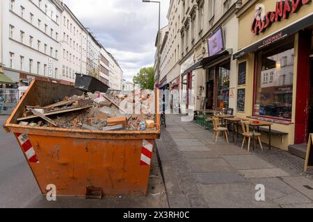 Die Oranienstraße a Berlino, zwischen Gentrifizierung und Tradition. 18.04.2024, EU, DEU, Deutschland, Berlino, Berlino: das britische Stadtmagazin Time out zählt die gut zwei km lange Oranienstraße in Kreuzberg zu den coolsten Straßen der Welt 03.2024. Die o-Straße landete auf Platz 12 von 30 Straßen weltweit. Die Anwohner kämpfen schon seit der Wende mit der Gentrifizierung. Der Hippe Ruf des Kiez zieht viele finanzkräftige Personen an die nach und nach die alte gewachsene Struktur verändern. Gegen einen eventuellen Hotelneubau auf der Brachfläche Oranienstraße 1 regt sich Wiedersta Foto Stock